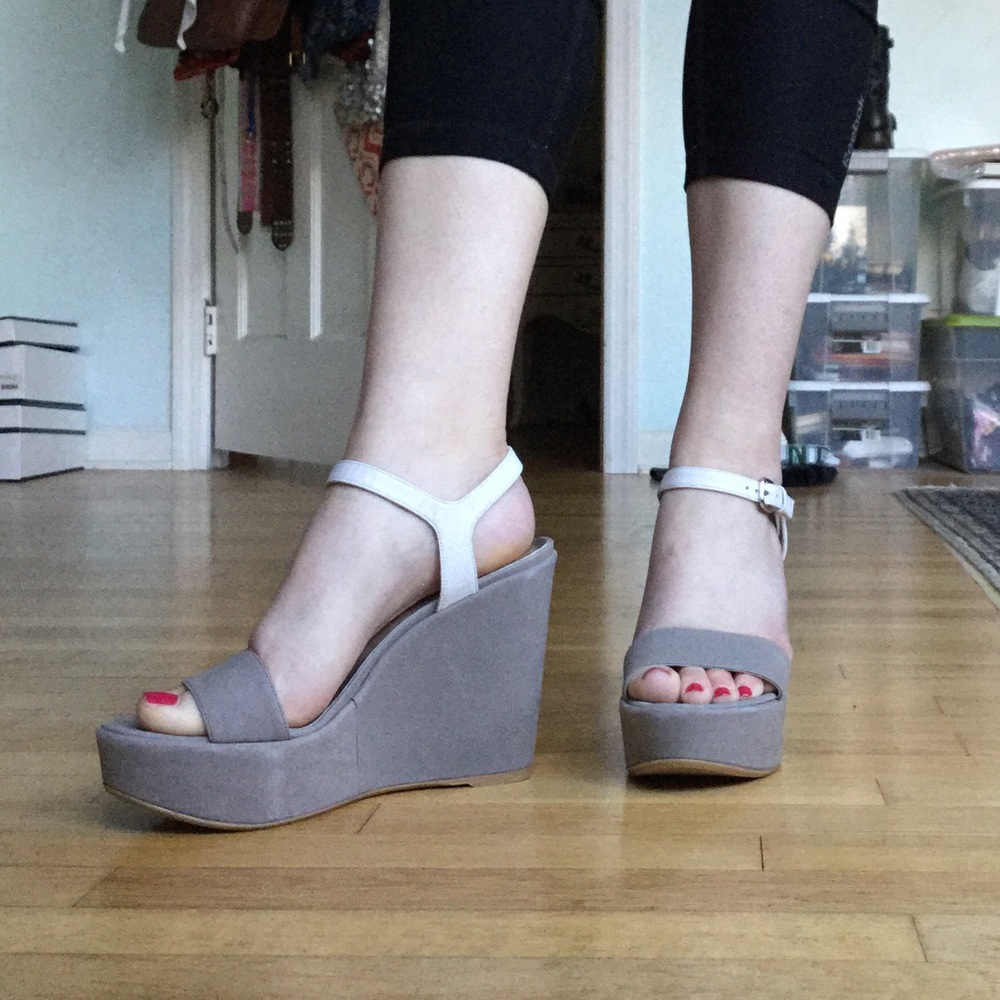 HP💫NIB💫STUART WEITZMAN WEDGES stone gray w white